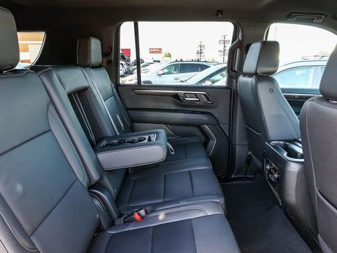 Used 2025 Chevrolet Suburban Z71 AWD/4WD image 19