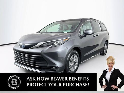 Certified 2025 Toyota Sienna XLE FWD image 1