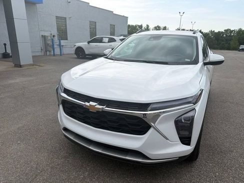 Used 2025 Chevrolet Trax LT FWD image 4