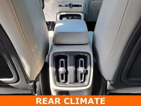 Used 2019 Volvo XC40 T5 Momentum image 24