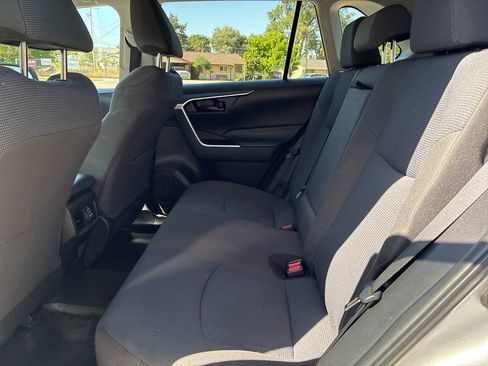 Used 2022 Toyota RAV4 LE AWD/4WD image 10