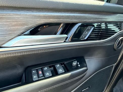 Used 2024 Jeep Wagoneer L Series II w/ Flexible Seating Group AWD/4WD image 12