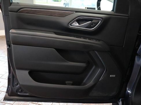 Used 2022 Chevrolet Suburban LT w/ Luxury Package AWD/4WD image 17
