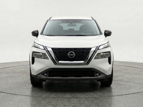 Used 2025 Nissan Rogue SV image 2