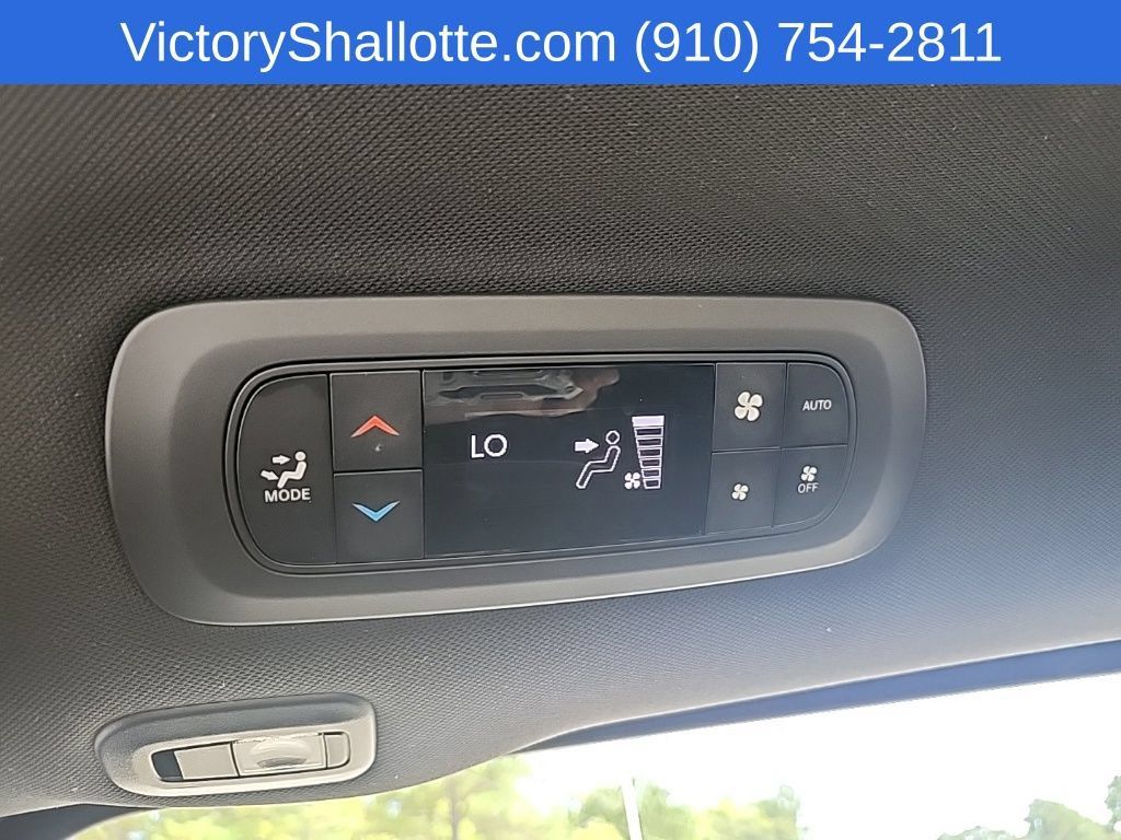 Used 2025 Chrysler Pacifica Limited FWD image 27