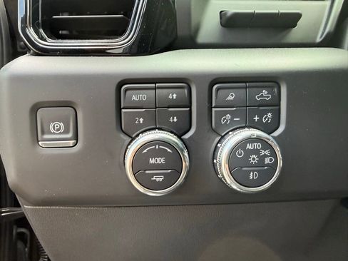 Used 2025 GMC Sierra 1500 AT4 w/ AT4 Premium Package image 32