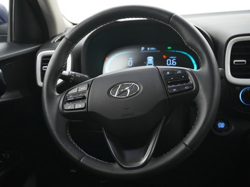 Certified 2025 Hyundai Venue Limited FWD image 16