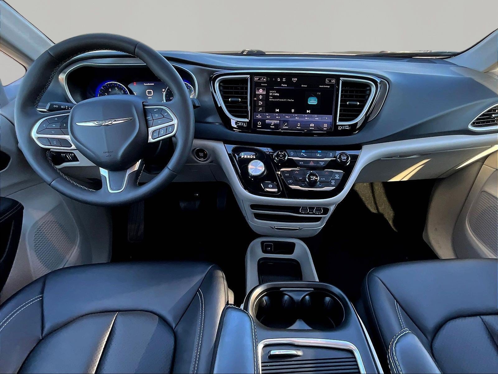 Used 2024 Chrysler Pacifica Touring-L FWD image 7