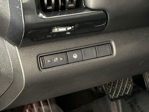 Used 2024 Nissan Pathfinder SV image 12