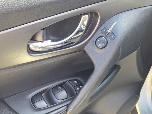 Used 2015 Nissan Rogue S AWD/4WD image 19