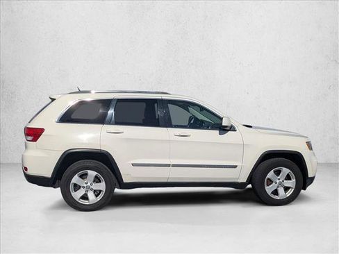Used 2011 Jeep Grand Cherokee Laredo image 4