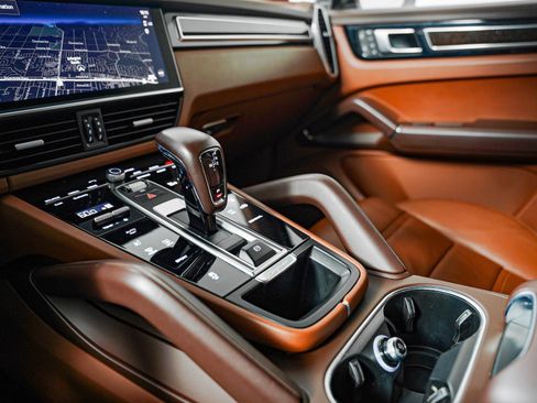 Certified 2023 Porsche Cayenne w/ Premium Package AWD/4WD image 20