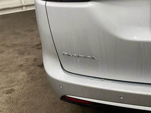 Used 2024 Chrysler Pacifica Touring-L image 10