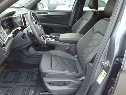 Used 2025 Volkswagen Atlas Cross Sport SE image 4