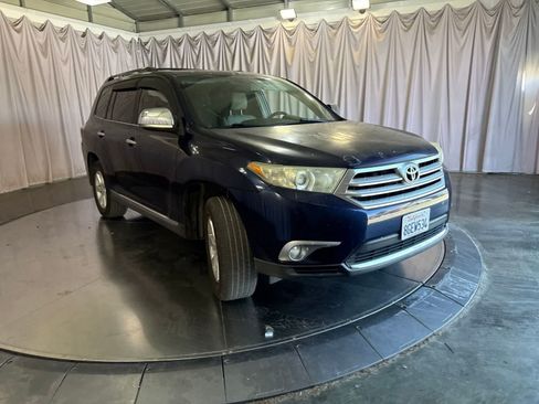 Used 2011 Toyota Highlander SE w/ Tow Pkg FWD image 3