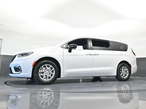 New 2026 Chrysler Pacifica Select image 54