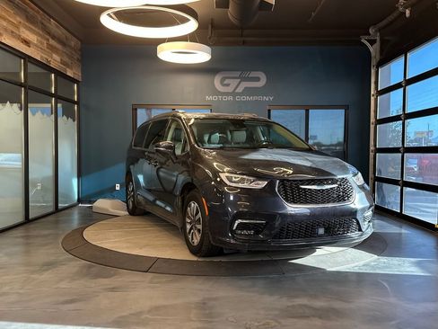 Used 2021 Chrysler Pacifica Touring-L FWD image 1