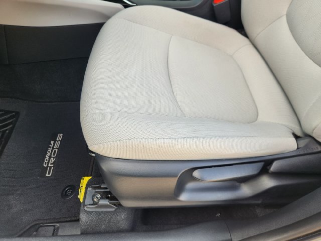 Certified 2024 Toyota Corolla Cross LE w/ Moonroof Package FWD image 23