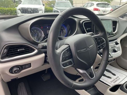Used 2022 Chrysler Pacifica Touring-L FWD image 18