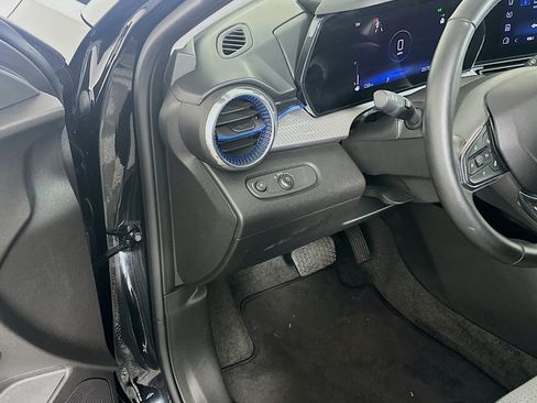 Used 2025 Chevrolet Trax LT w/ LT Convenience Package FWD image 16