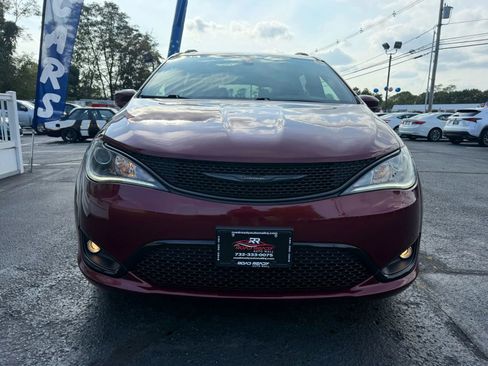 Used 2018 Chrysler Pacifica Touring-L w/ Premium Audio Group image 3