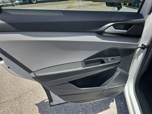 Used 2023 Volkswagen Taos SE w/ Panoramic Sunroof Package FWD image 9