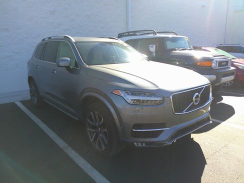 Used 2018 Volvo XC90 T5 Momentum w/ Convenience Package image 3
