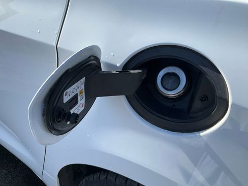 Used 2022 Chrysler Voyager LX image 29