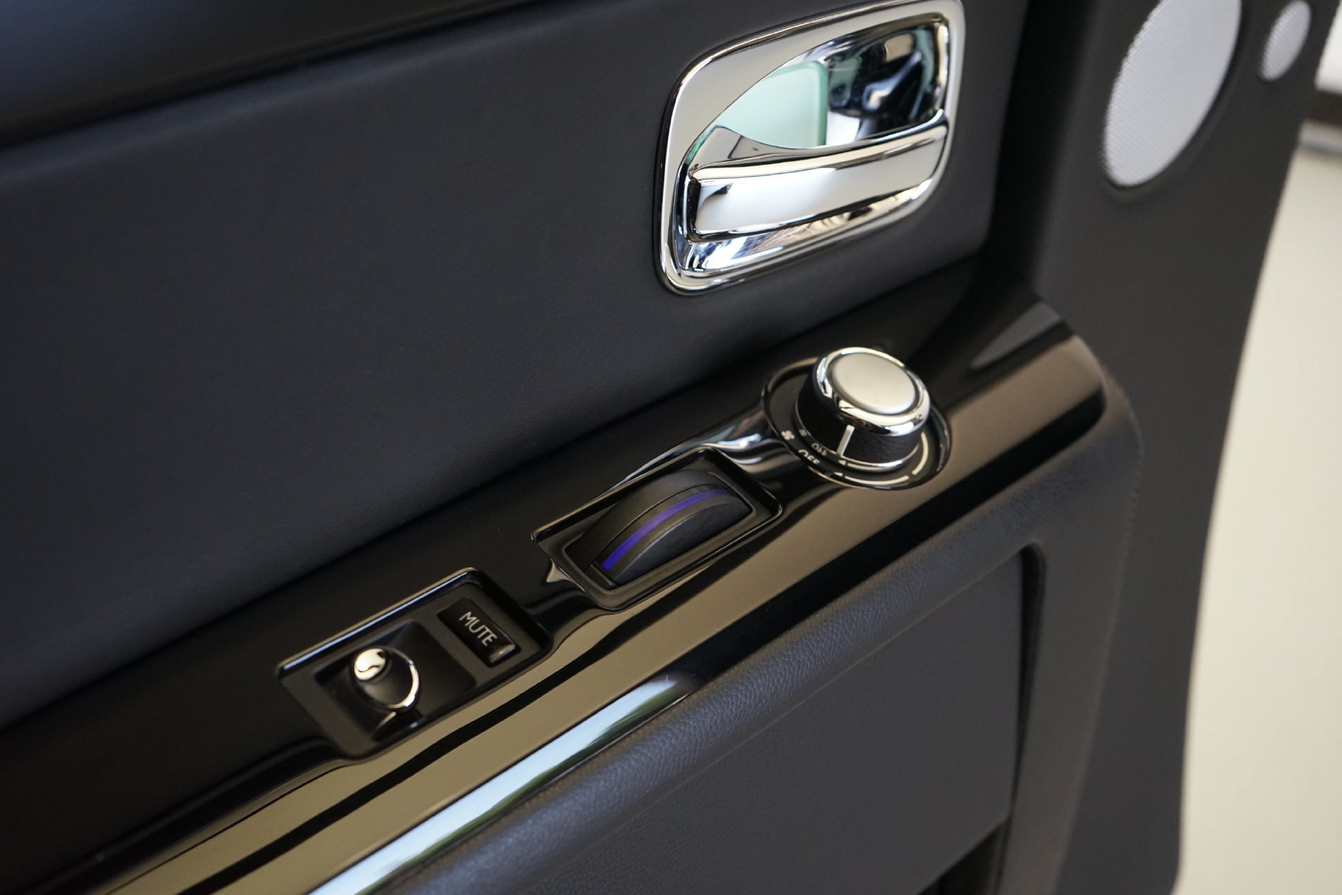 Used 2013 Rolls-Royce Phantom Sedan RWD image 32