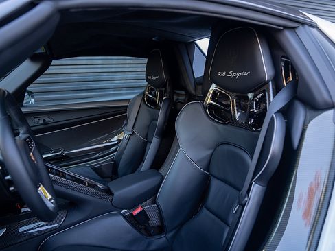 Used 2015 Porsche 918 Spyder Base w/Weissach Package image 5