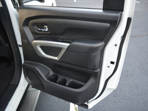 Used 2017 Nissan Titan SL image 14