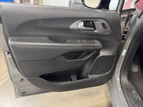 Used 2025 Chrysler Pacifica Select FWD image 13