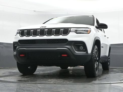 Used 2025 Jeep Compass Trailhawk image 47