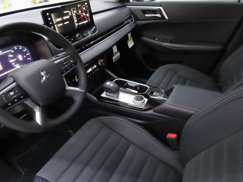 New 2025 Mitsubishi Outlander SE image 21