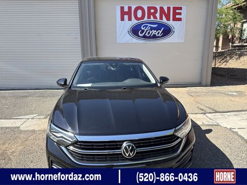Used 2024 Volkswagen Jetta SE FWD image 1
