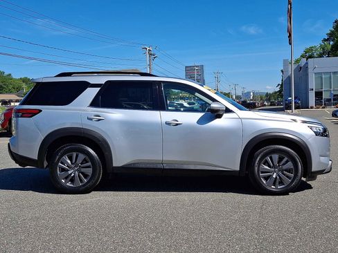 Used 2024 Nissan Pathfinder SV AWD/4WD image 7