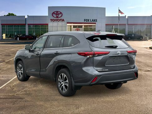 Used 2023 Toyota Highlander XLE AWD/4WD image 3