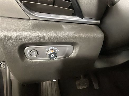 Used 2022 Chevrolet Traverse LT FWD image 23