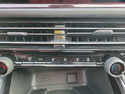 Used 2025 Chevrolet Traverse RS image 31