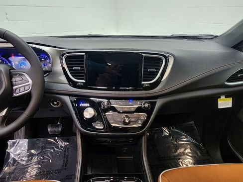 New 2026 Chrysler Pacifica Pinnacle image 12