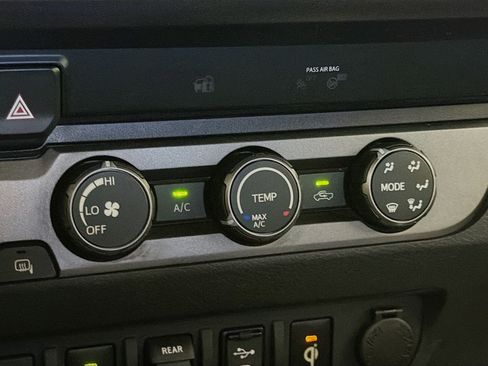 Used 2019 Toyota Tacoma TRD Off-Road w/ Technology Package AWD/4WD image 10