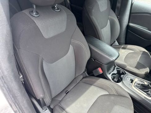 Used 2016 Jeep Cherokee Latitude w/ Cold Weather Group AWD/4WD image 16