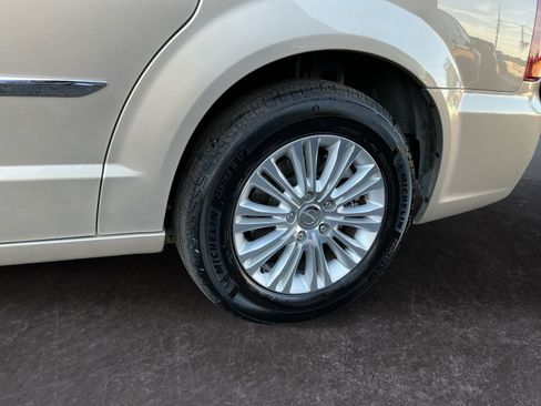 Used 2016 Chrysler Town & Country Limited image 9