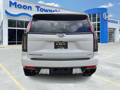 Used 2024 Cadillac Escalade ESV V w/ LPO, ONYX Package AWD/4WD image 5
