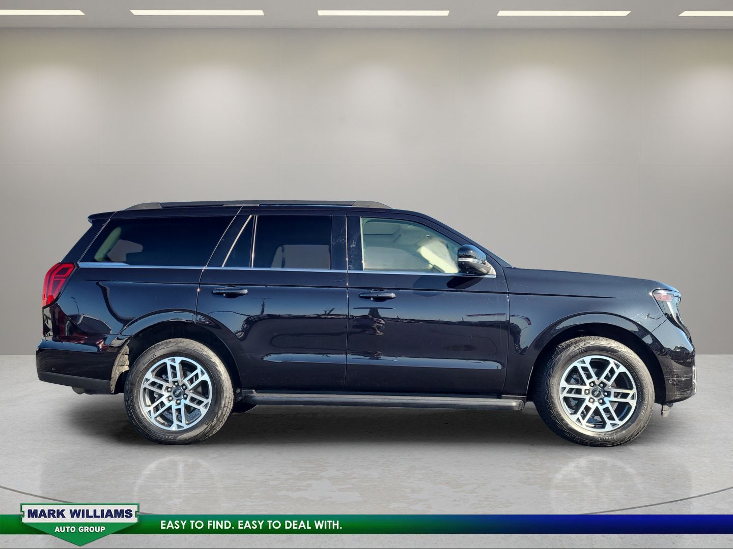 Used 2025 Ford Expedition Active AWD/4WD image 2