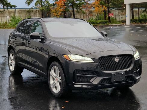 Used 2017 Jaguar F-PACE R-Sport image 5