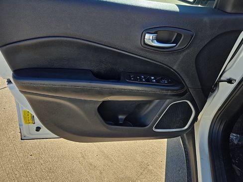 Used 2018 Jeep Compass Latitude image 12