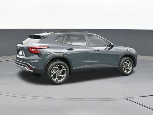 Used 2025 Chevrolet Trax LT FWD image 16