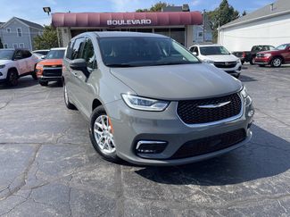 Used 2023 Chrysler Pacifica Touring-L image 1