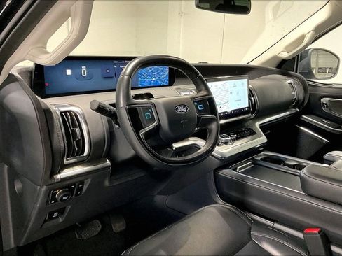 Used 2025 Ford Expedition Platinum AWD/4WD image 16